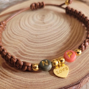 Pulsera de macramé personalizada con cuentas de letras y colgante de corazón | Aspecto de cuero | Regalo para parejas | Pulsera de pareja | Mamá de cumpleaños
