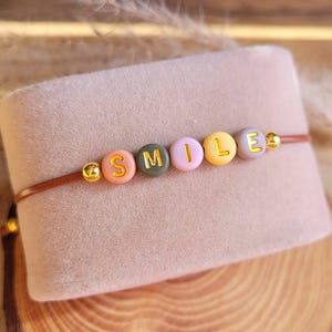 Pulsera Sonrisa | hecho a mano | Cinta marrón con letras de colores | Cuentas con letras | Pulsera de la amistad y regalo de ánimo