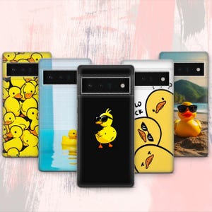 Può includere: Una collezione di custodie per telefoni con vari disegni a tema anatra gialla. Una custodia è nera con un'anatra con occhiali da sole. Altre custodie presentano motivi di anatre, una scena di piscina e una scena di spiaggia.