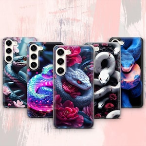 Op de afbeelding: Een verzameling telefoonhoesjes met slangenontwerpen. Elk hoesje toont een andere slangenillustratie, met levendige kleuren en bloemendetails. De hoesjes zijn ontworpen voor verschillende telefoonmodellen.
