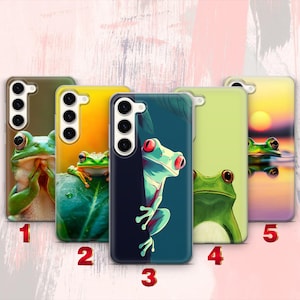Puede incluir: Cinco fundas rectangulares para smartphone con ilustraciones de ranas. La 1 muestra una rana con las manos juntas. La 2 una rana sobre una hoja. La 3 una rana asomándose desde un borde oscuro. La 4 una cara de rana. La 5 una rana al atardecer.