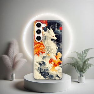 Puede incluir: Una funda de tel&eacute;fono con un zorro blanco en una nube de color naranja y azul que gira. El zorro tiene ojos rojos y est&aacute; rodeado de un fondo azul oscuro con un c&iacute;rculo rojo.