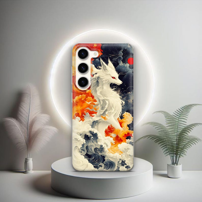 Puede incluir: Una funda de tel&eacute;fono con un zorro blanco en una nube de color naranja y azul que gira. El zorro tiene ojos rojos y est&aacute; rodeado de un fondo azul oscuro con un c&iacute;rculo rojo.