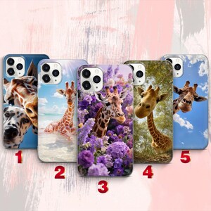 Op de afbeelding: Vijf smartphonehoesjes met dierenfotografie. Hoesje 1 toont een giraffe en een dalmatiër. Hoesje 2 een giraffe in zeewater. Hoesje 3 een giraffe tussen paarse bloemen. Hoesje 4 een giraffe in bomen. Hoesje 5 een giraffe in de blauwe lucht.