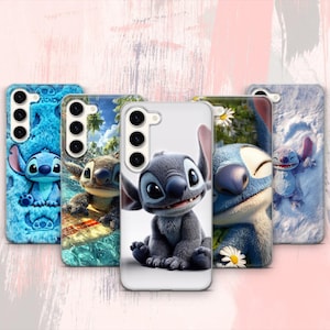 Puede incluir: Cinco fundas para teléfono con el personaje Stitch de la película animada Lilo & Stitch. Las fundas muestran a Stitch en varios entornos, incluyendo una textura azul similar a la piel, surfeando y en un campo de margaritas. Las fundas son en tonos de azul, gris y blanco.