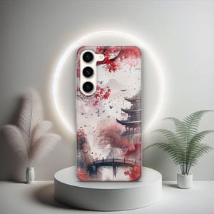 Puede incluir: Una funda de tel&eacute;fono con un dise&ntilde;o de una pagoda japonesa, un puente y hojas de arce rojas en un estilo de acuarela.