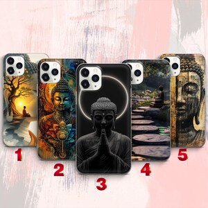 Op de afbeelding: Vijf smartphonehoesjes met diverse artistieke afbeeldingen van Boeddha. Hoesje 1 toont een zonsonderganglandschap, hoesje 2 een kleurrijke versierde Boeddha, hoesje 3 een mediterende Boeddha in zwart-wit, hoesje 4 een tuinpad en hoesje 5 een getextureerd portret.