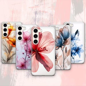 Könnte beinhalten: Satz mit sechs Handyhüllen mit Blumenmustern. Die Hüllen sind transparent mit weißem Hintergrund und zeigen verschiedene Blumenmuster in Rosa-, Rot-, Blau- und Gelbtönen.