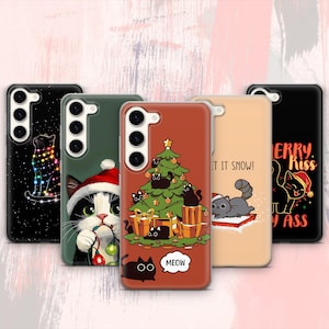 Könnte beinhalten: Fünf Handyhüllen mit Katzenmotiven. Die Hüllen zeigen verschiedene Illustrationen, darunter eine Katze mit Weihnachtsbeleuchtung, eine Katze mit Weihnachtsmütze und einen Weihnachtsbaum mit Katzen. Die Hüllen sind in verschiedenen Farben erhältlich.