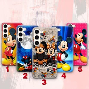 Könnte beinhalten: Fünf rechteckige Smartphone-Hüllen mit Disney-Figuren. Hülle 1 zeigt Mickey Maus auf gelbem Hintergrund. Hülle 2 zeigt Mickey und Minnie unter einem Vollmond. Hülle 3 zeigt Mickey und Minnie auf einem Zeitungsdruck. Hülle 4 zeigt Mickey auf blauem Hintergrund. Hülle 5 zeigt Mickey auf einem rosa Hintergrund mit Punkten.