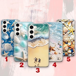 Könnte beinhalten: Fünf rechteckige Smartphone-Hüllen mit Strandmotiven. Hülle 1 zeigt blaues Wasser mit Muscheln und Seesternen. Hülle 2 zeigt hellblaues Wasser und Muscheln. Hülle 3 stellt einen Sandstrand mit zwei Meeresschildkröten dar. Hülle 4 zeigt flaches Wasser mit Perlen und Muscheln. Hülle 5 zeigt eine dichte Ansammlung verschiedener Muscheln und Seesterne.