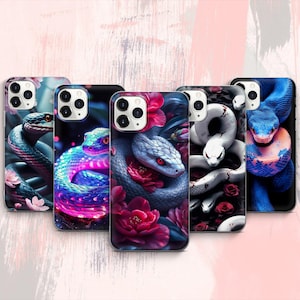 Könnte beinhalten: Eine Auswahl an Handyhüllen mit Schlangenmotiven. Die Hüllen zeigen lebendige Illustrationen von Schlangen in verschiedenen Farben, darunter Blau, Lila und Weiß, mit floralen Akzenten. Die Hüllen haben eine glänzende Oberfläche und sind für Smartphones konzipiert.