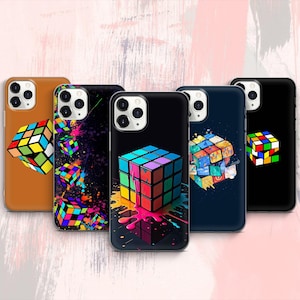 Op de afbeelding: Zes verschillende telefoonhoesjes met een kleurrijk Rubik's Cube-ontwerp. De hoesjes zijn allemaal zwart, wit en oranje met verschillende kleurrijke ontwerpen.