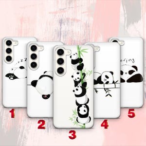 Könnte beinhalten: Fünf weiße Smartphone-Hüllen mit Panda-Illustrationen. Hülle 1 zeigt einen schlafenden Panda mit Zs. Hülle 2 zeigt einen hervorlugenden Panda. Hülle 3 zeigt Pandas, die an Bambus klettern. Hülle 4 zeigt einen Panda auf Bambus. Hülle 5 zeigt den Text boring.