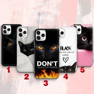 Könnte beinhalten: Fünf Smartphone-Hüllen mit schwarzen Katzenmotiven. Hülle 1 ist schwarz mit Katzenaugen. Hülle 2 zeigt eine Katze in weißem Stoff. Hülle 3 ist schwarz mit Feuer und dem Text DON'T TOUCH MY PHONE. Hülle 4 ist weiß mit dem Text BLACK the new color of LOVE.