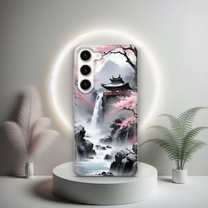 Puede incluir: Una funda para tel&eacute;fono con un dise&ntilde;o de acuarela de una pagoda japonesa, flores de cerezo y una cascada. La funda tiene un fondo negro y presenta un recorte para una c&aacute;mara de tres lentes.