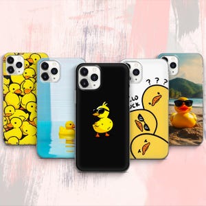 Puede incluir: Una colección de cinco fundas para teléfono con diseños de patos. Las fundas presentan varias ilustraciones de patos amarillos, incluyendo un pato con gafas de sol, patos en una piscina y una escena de playa. Las fundas están diseñadas para un smartphone.