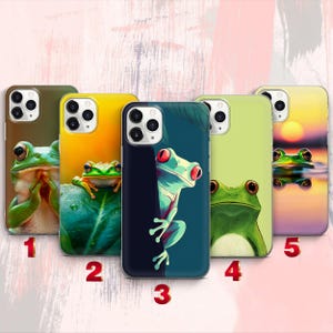 Può includere: Cinque cover per smartphone con illustrazioni di rane. La 1 mostra una rana verde con le mani giunte. La 2 una rana su una foglia. La 3 una rana stilizzata che sbuca dall'ombra. La 4 una rana verde. La 5 una rana nell'acqua.