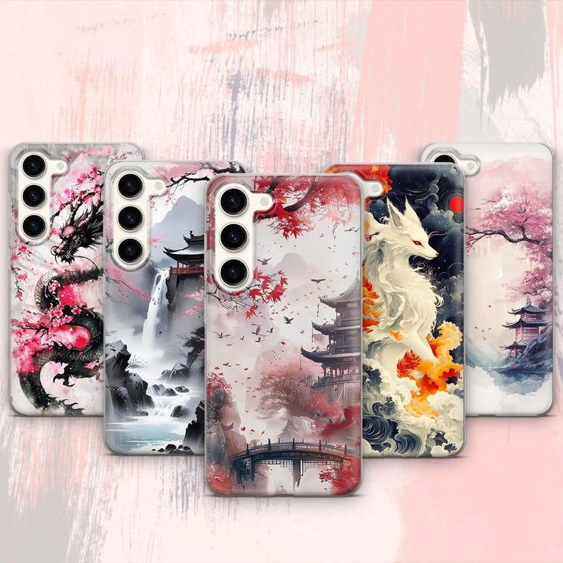 Puede incluir: Cinco fundas para tel&eacute;fono con diferentes dise&ntilde;os. Las fundas son todas blancas con la parte posterior transparente y presentan una variedad de im&aacute;genes coloridas. Una funda presenta un zorro blanco, otra un drag&oacute;n rosa y blanco, otra una cascada azul y blanca, otra una pagoda rosa y blanca y otra un puente azul y blanco.
