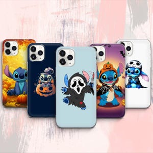 Puede incluir: Una colección de cinco fundas para teléfono con diseños de Halloween. Las fundas muestran a Stitch con varios disfraces, incluyendo una calabaza, un fantasma y un esqueleto. La paleta de colores incluye naranja, azul, morado y negro, con un fondo rosa claro.