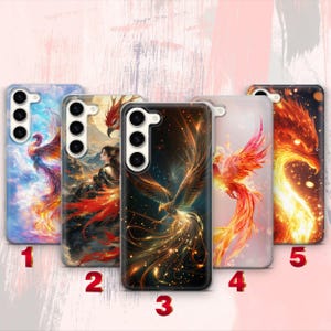 Könnte beinhalten: Fünf Smartphone-Hüllen in einer Reihe, jede mit einem einzigartigen Grafikdesign zum Thema Phönix. Die Hüllen zeigen lebendige Illustrationen mythischer Vögel in Rot-, Orange-, Gold- und Blautönen, mit nummerierten Etiketten von 1 bis 5.