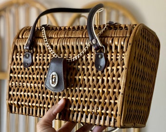 vintage / rattan + wood handbag with chain and clasp closure