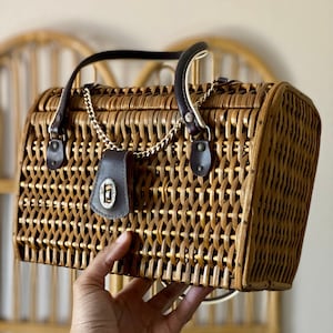 vintage / rattan + wood handbag with chain and clasp closure