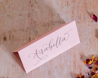 Pastelroze handgeschreven kalligrafie gevouwen plaatskaarten - couverts bruiloft/evenement
