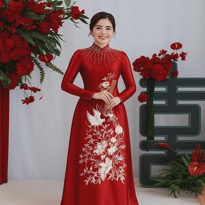 女性用ベトナムアオザイ – 最高級の厚手のルビーシルク、手作業のビーズ細工と精緻な花刺繍