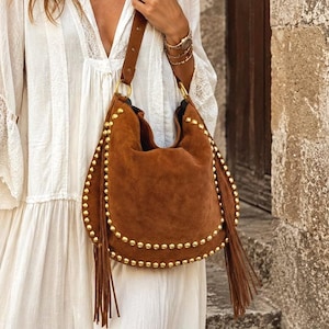 Bolso bandolera de ante camel con flecos y tachuelas doradas – Bolso tote de piel italiana – Bolso estilo boho chic – Bolso para el día a día