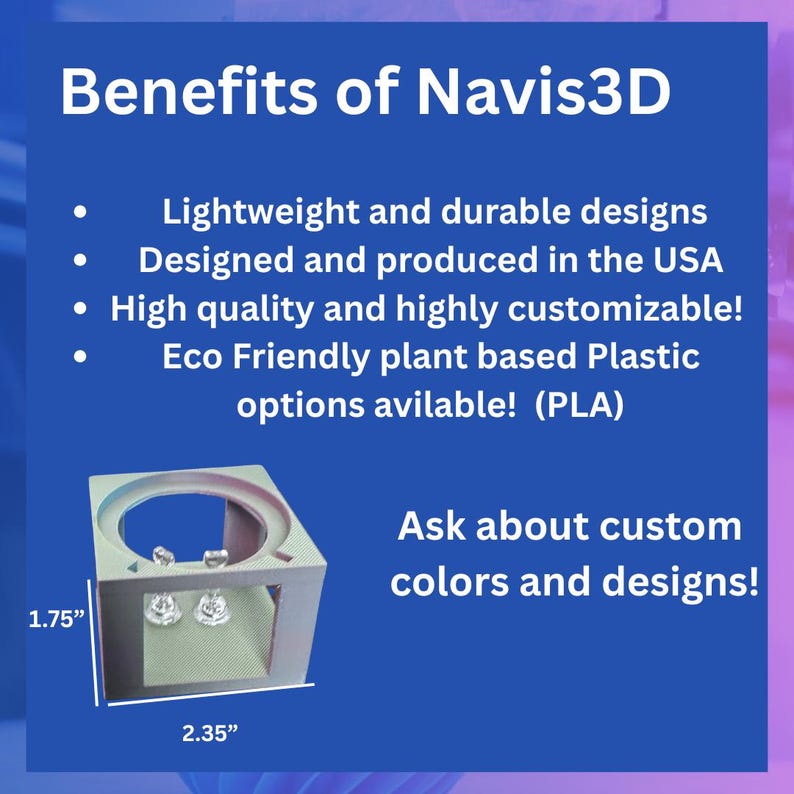 K&ouml;nnte beinhalten: Ein quadratisches, silberfarbenes 3D-gedrucktes Objekt mit einer kreisf&ouml;rmigen &Ouml;ffnung, zwei kleinen Lichtern und dem Text "Benefits of Navis3D". Das Objekt misst 4,4 cm x 6 cm. Der Text erw&auml;hnt auch kundenspezifische Farben und Designs.