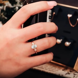 2.0CT Oval Cut Moissanite Diamond Engagement Ring | 10/14/18K Solid Gold Three Stone Ring | Side Kite Cut Vintage Wedding Ring For Her