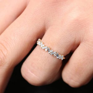 Baguette und runde Hälfte Ewigkeit Moissanite Ehering, halbe Ewigkeit Band, Baguette Moissanite Band