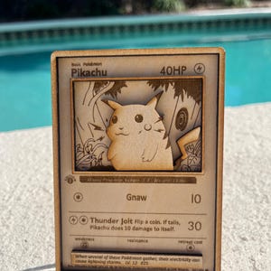 Pikachu Pokémon-kaart - Lasergesneden houten kaart - 025/151- Lasergesneden lindehouten fysieke Pokémon-kaart + gratis standaard