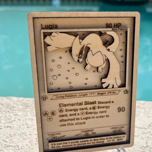Carta Pokémon Lugia - Carta de madeira cortada a laser - Carta Pokémon física de madeira de tília cortada a laser + suporte independente