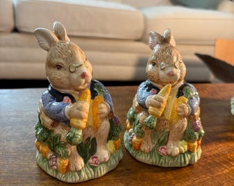 Vintage 1993 Fitz and Floyd Omnibus "Devonshire" keramiska salt- och pepparkar med kaninmotiv