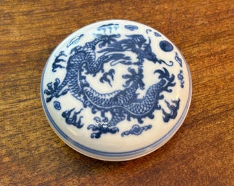 Tintero de porcelana china azul y blanca con forma de dragón, utilizado para pasta de sellos o colorete. Motivo de dragón pintado a mano. Caja para joyas.
