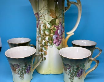 Juego de chocolatera y 4 tazas vintage A & C Bavaria pintadas a mano con diseño de uvas – Firmado A. Koch