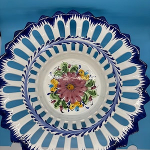 Die retikulierte Obstschale ist ein klassisches Beispiel für die Alcobaca-Keramik aus Portugal mit einem unverwechselbaren handbemalten floralen Mittelstück