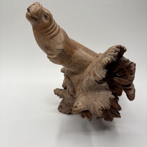Rzeźbiony lew morski z drewna korzeniowego, sztuka ludowa ok. 1950–1960, ręcznie rzeźbiony w całym tekście