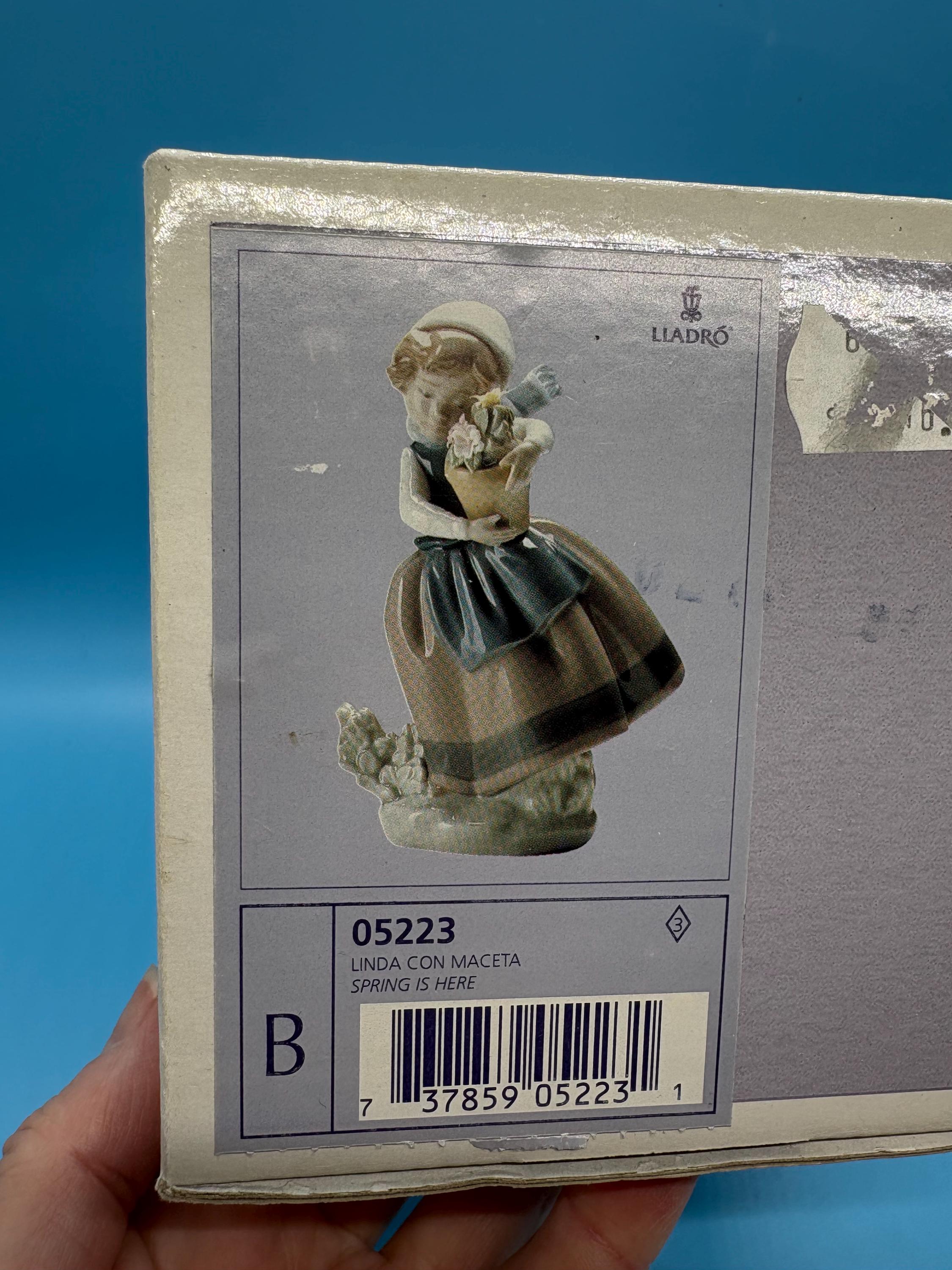 リヤドロ　置物　SPRING IS HERE Lladro Spring is Here Figurine, Girl With Flowers, Jose Puche