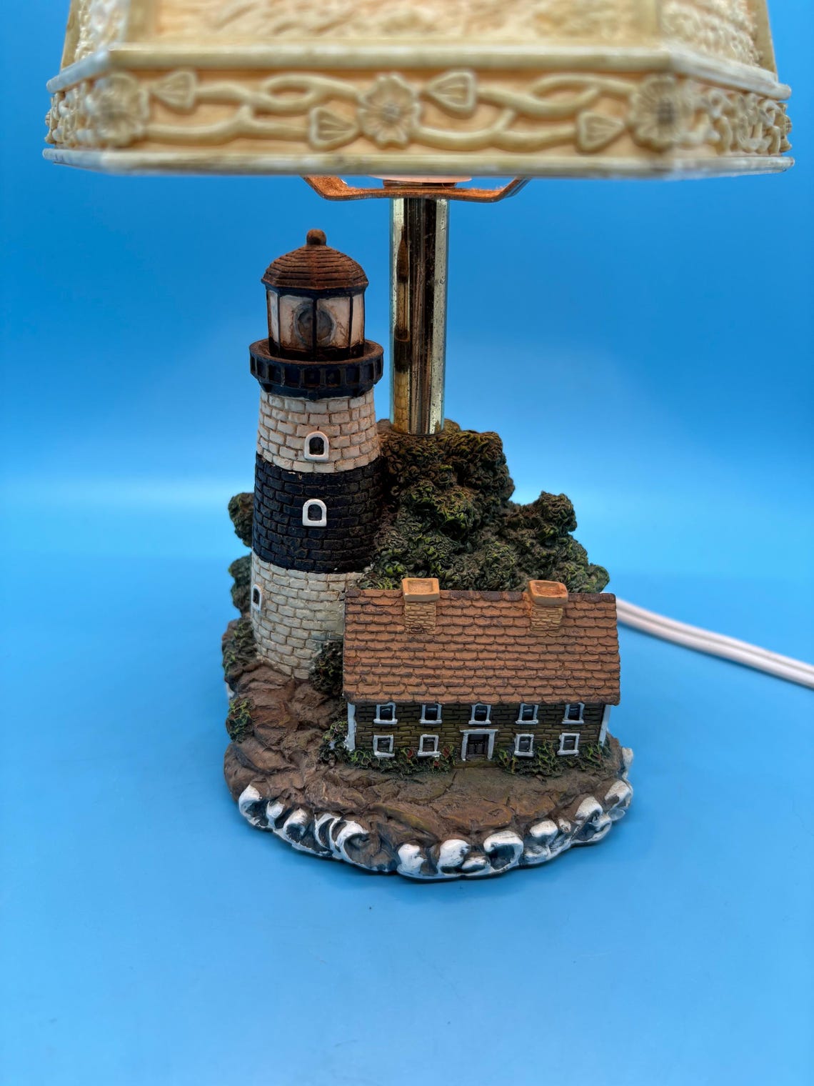 Vintage Boston Lighthouse Accent Lamp with 3D Lithophane Hexagon Shade, Coastal Nautical Table Light, Beach House Decor, Sea Keeper Gift, photo 2 sur 5