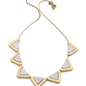 Puede incluir: Collar dorado con colgantes triangulares. Cada colgante tiene un borde dorado y un centro plateado con diseños. El collar tiene una cadena delicada y un cierre de broche, adecuado para varios escotes.