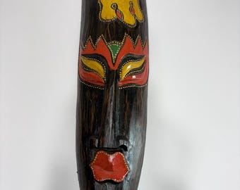 Maschera in legno indonesiano intagliata a mano, decorazione etnica