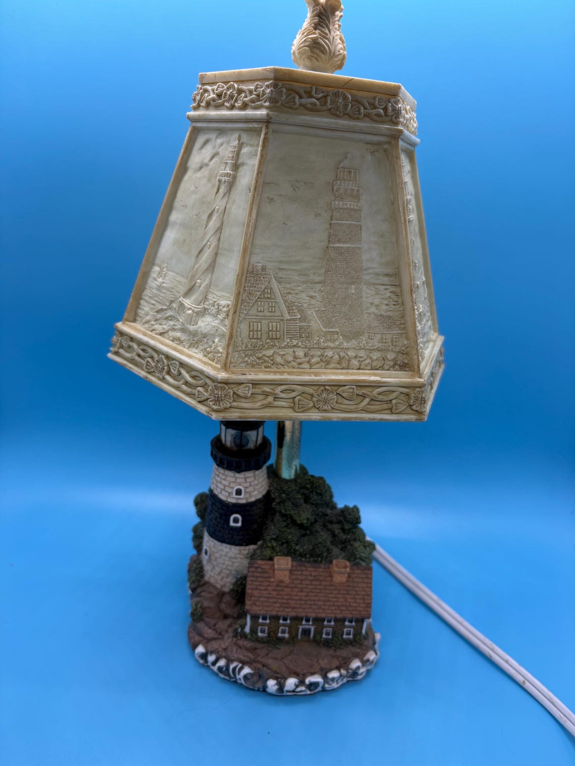 Vintage Boston Lighthouse Accent Lamp with 3D Lithophane Hexagon Shade, Coastal Nautical Table Light, Beach House Decor, Sea Keeper Gift, photo 3 sur 5