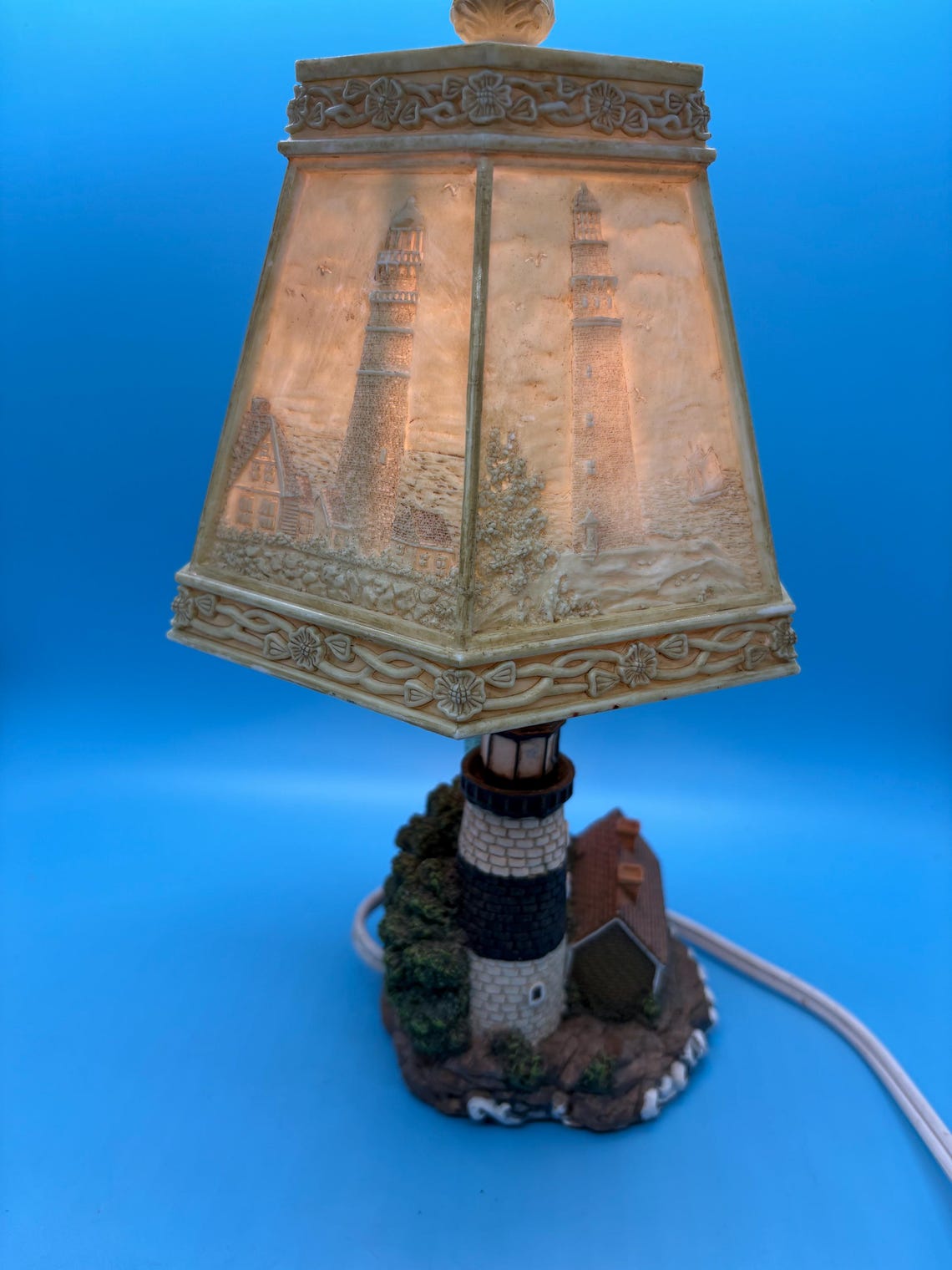 Vintage Boston Lighthouse Accent Lamp with 3D Lithophane Hexagon Shade, Coastal Nautical Table Light, Beach House Decor, Sea Keeper Gift, photo 4 sur 5