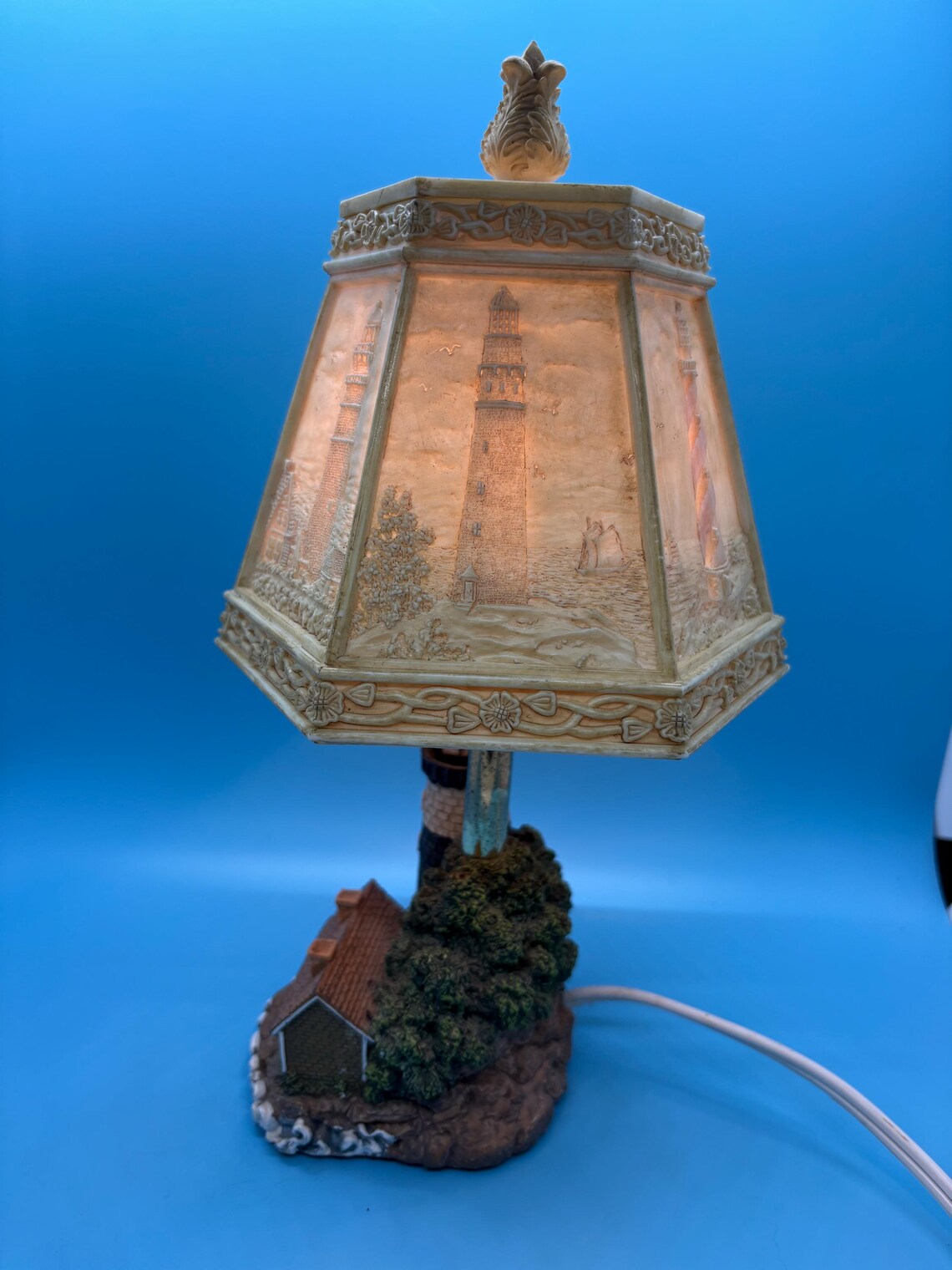 Vintage Boston Lighthouse Accent Lamp with 3D Lithophane Hexagon Shade, Coastal Nautical Table Light, Beach House Decor, Sea Keeper Gift, photo 1 sur 5