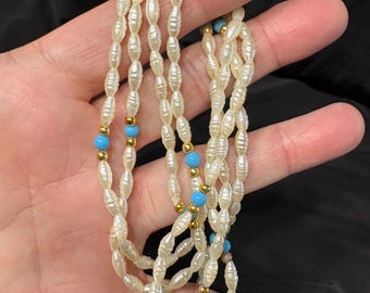 Collier de perles Keshi ou bracelet multirangs, perles bleues et laiton