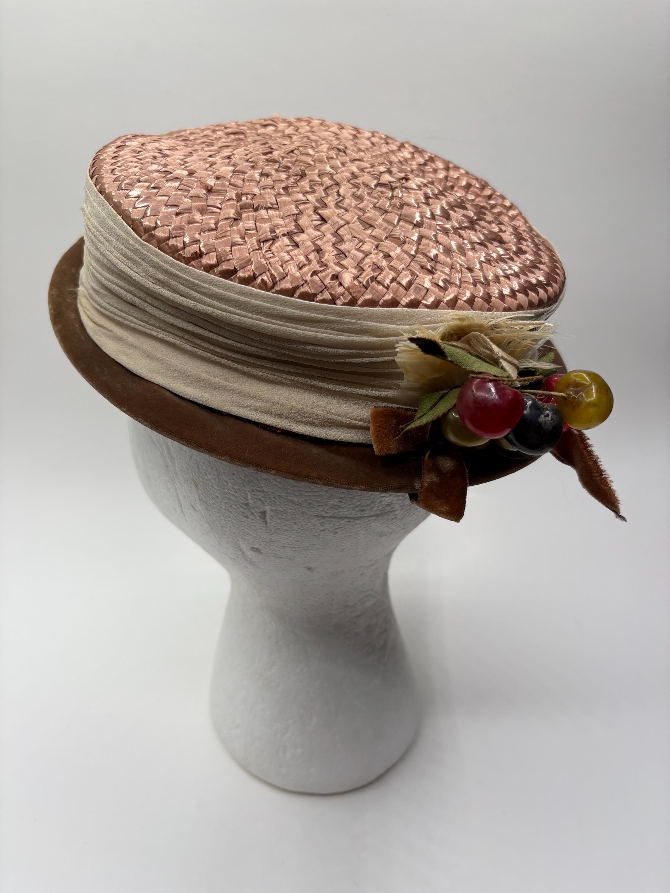 1940年代のヴィンテージ麦わら帽子、樹脂の花のアクセント付き - Etsy 日本