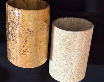 Juego de candelabros de travertino, jarrones de piedra crema y marrón, portapalillos